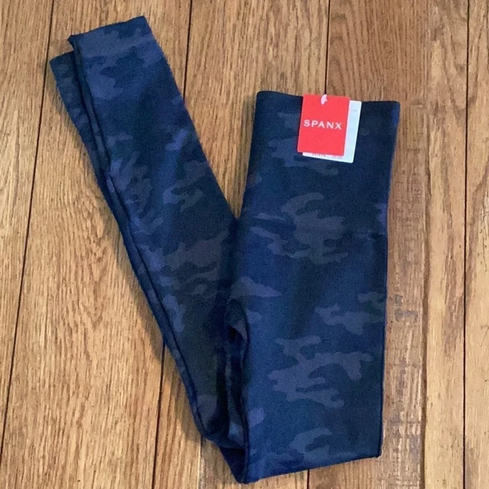 SPANX Black Camo seamless look at me now Leggings, women’s size small. 🌸NWT🌸